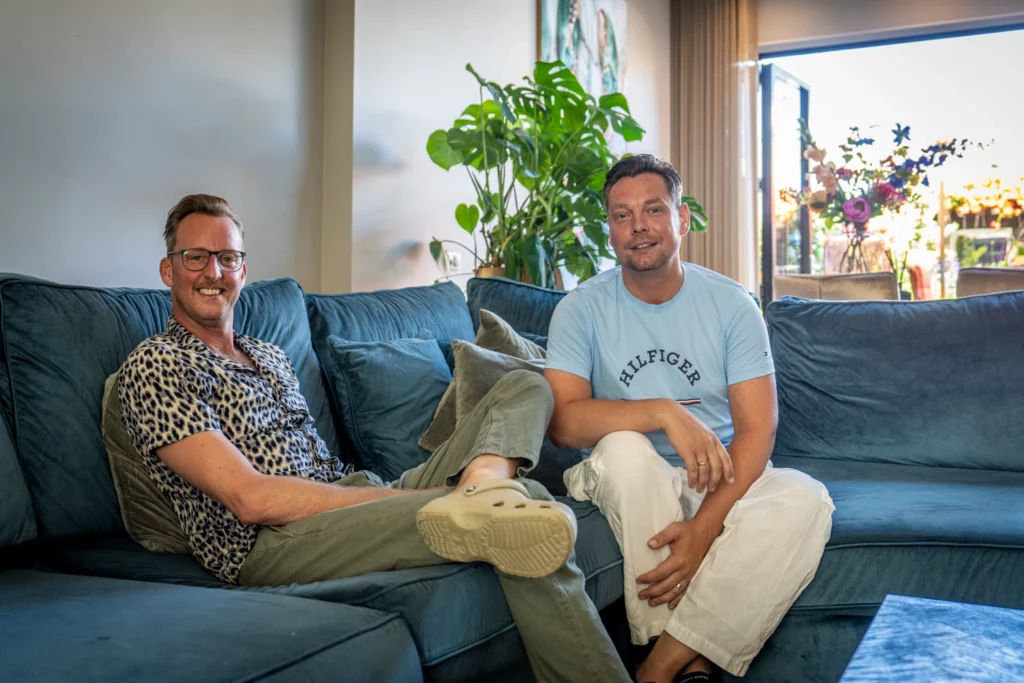 2 inwoners zitten op de bank