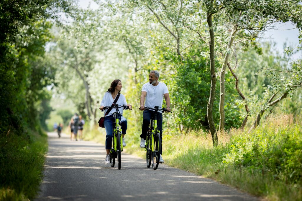 Koppel fietst samen door het bos