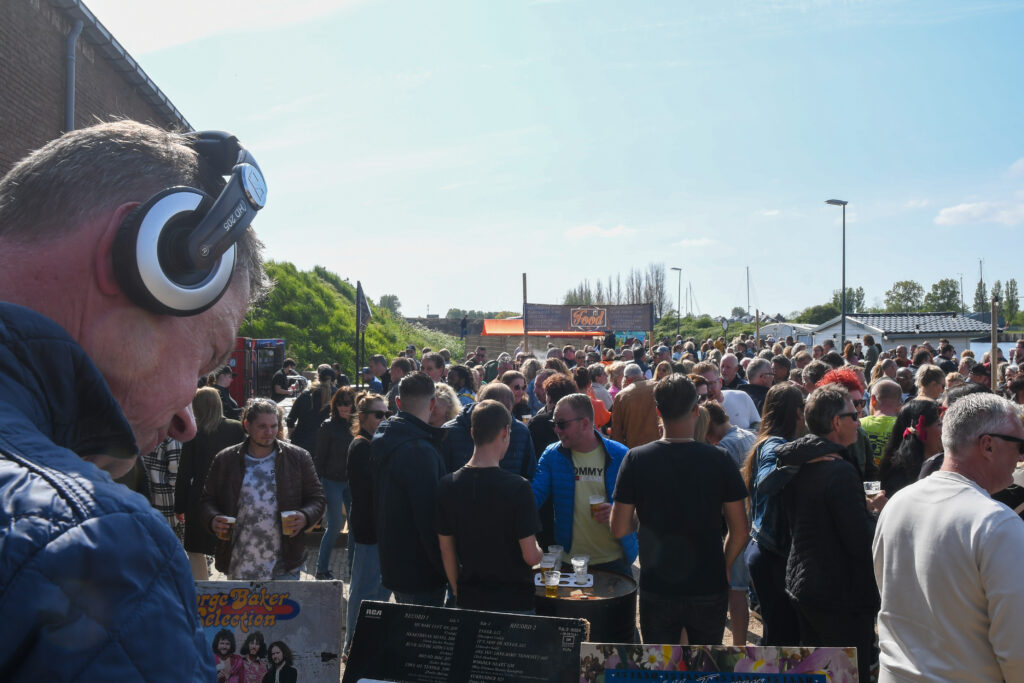 DJ bij evenement op Fort Westoever voor een groep mensen