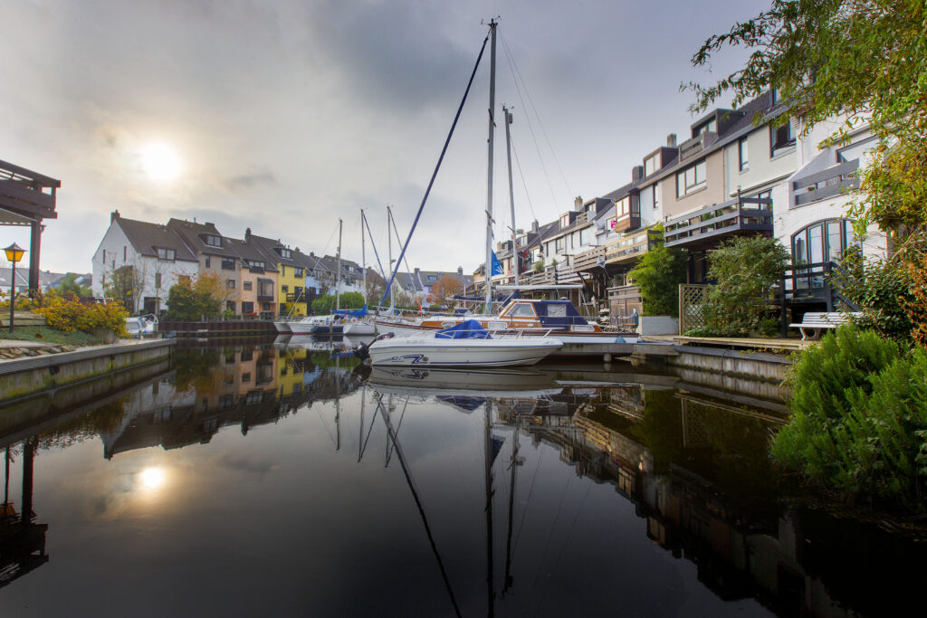 Boot bij een Woning in de Boatex waar diverse huizen staan