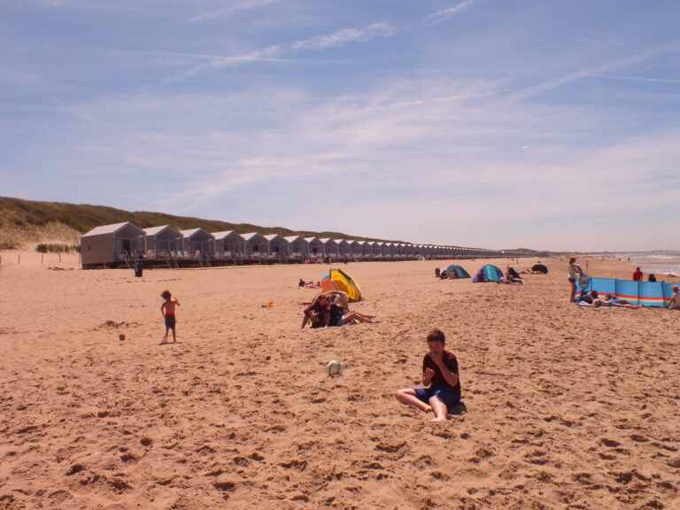 Strandslag met strandhuisjes die te huur zijn.