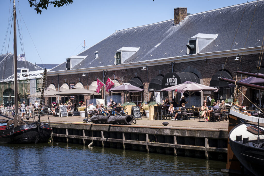 Terras op Willemsoord aan de kade.