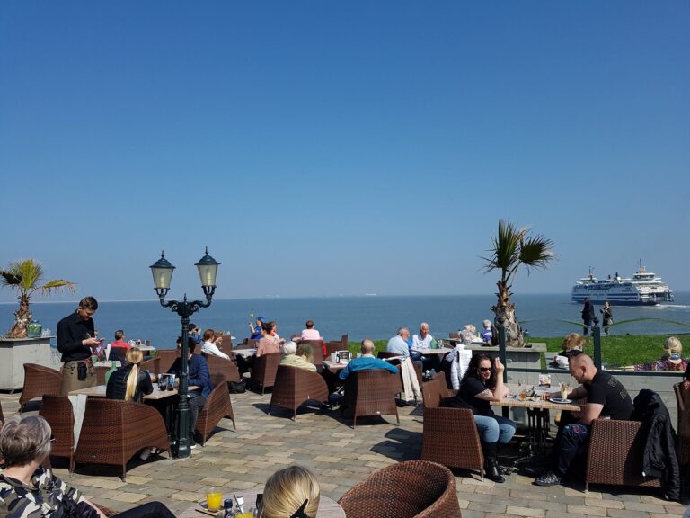 Het terras bij Veerhuis Lands End