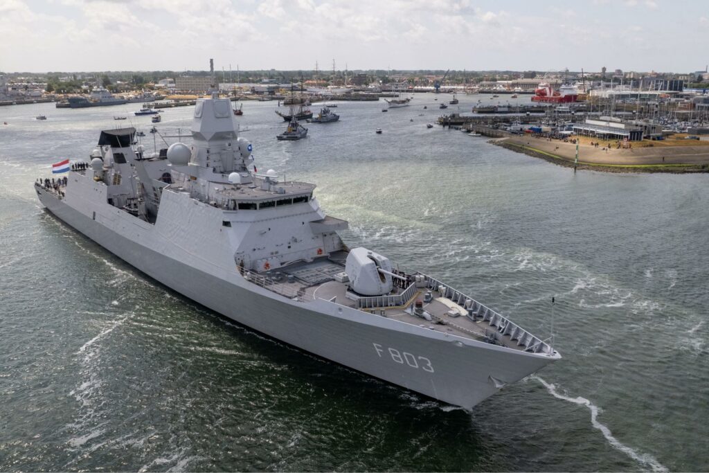 Marineschip vaart de Port of Den Helder uit tijdens Sail Den Helder