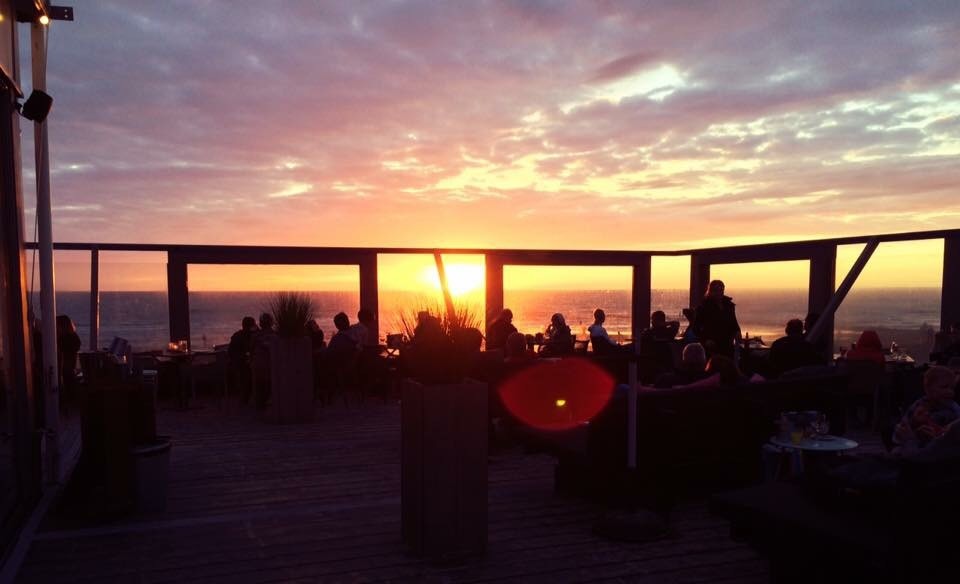 Zonsondergang bij strandrestaurant Paal 6