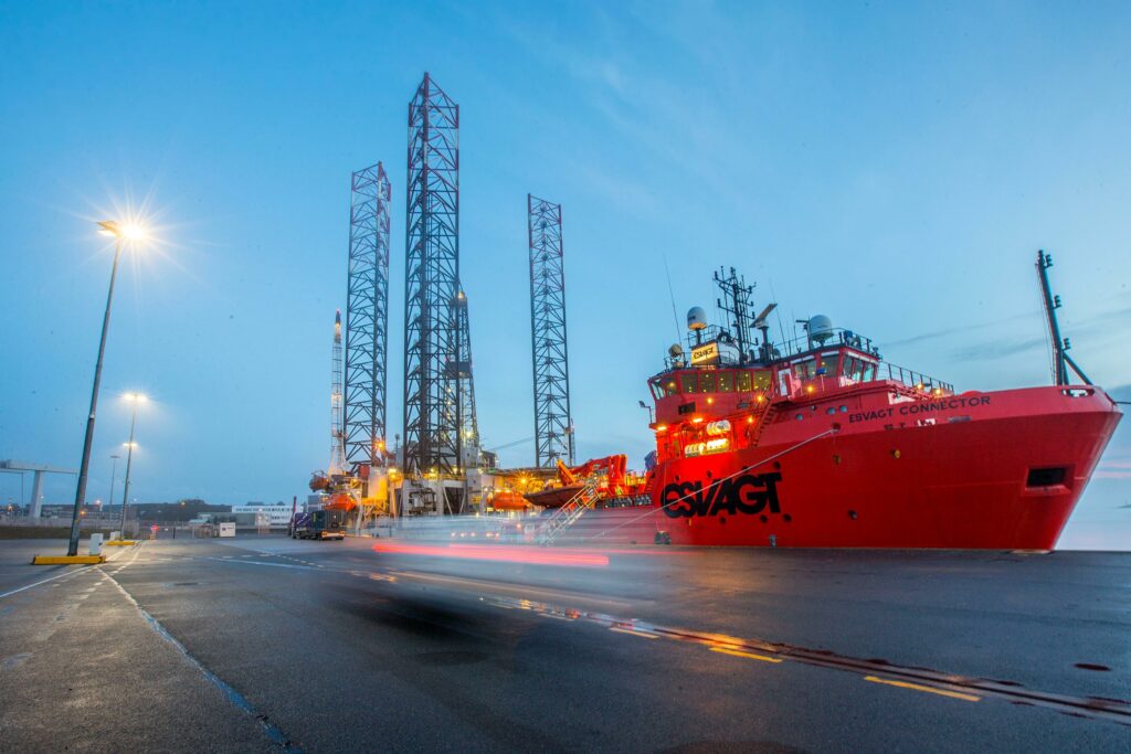 Offshore schip afgemeerd in de Port of Den Helder