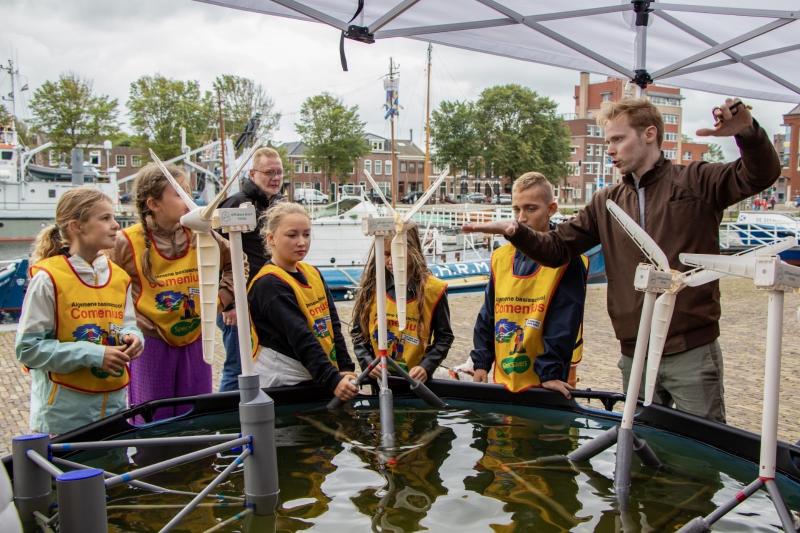 Blue School leerlingen maken hun eigen windmolen