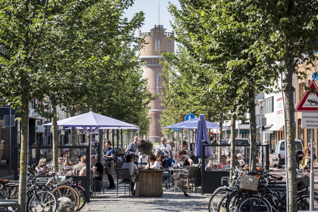 Winkelen binnenstad Den Helder met een zonnig terras