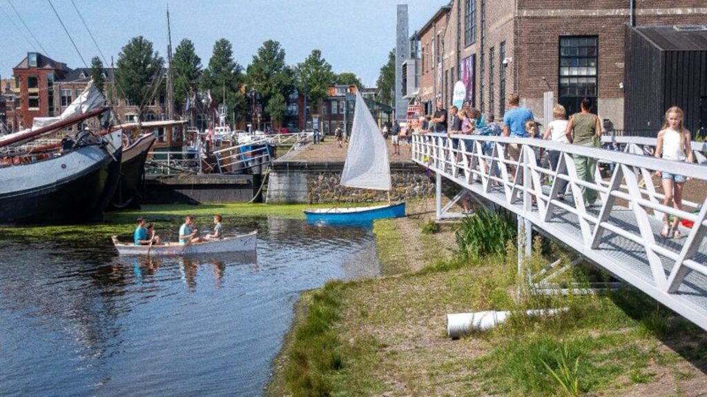 Jongerenscheepswerf op Willemsoord met eigen gemaakte bootjes rond de medemblikkerloods