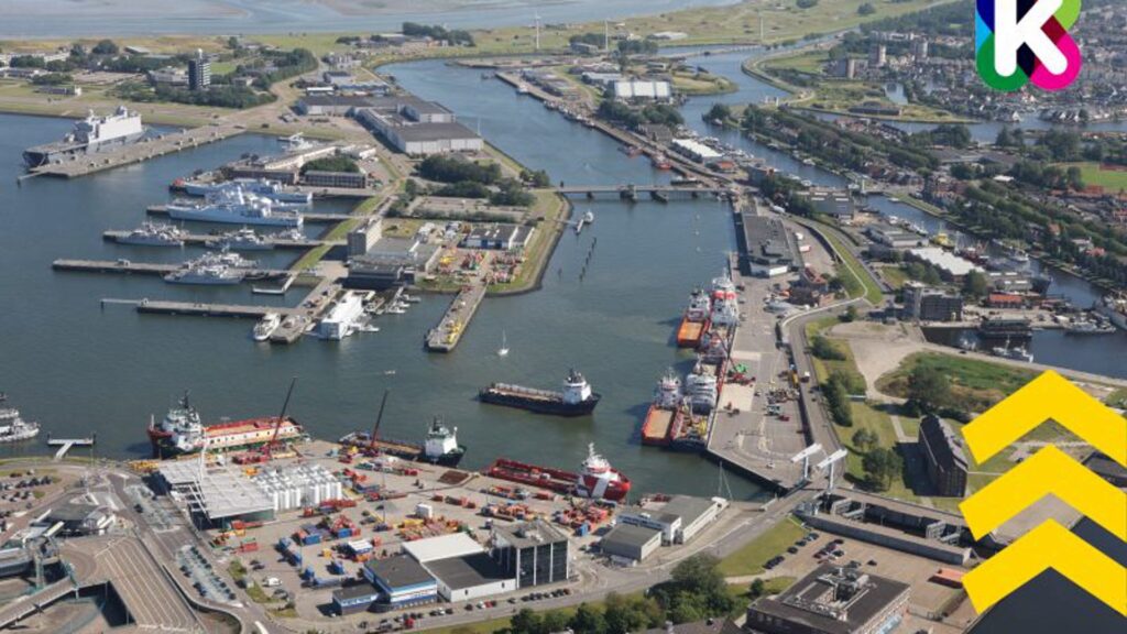 Luchtfoto van de Port of Den Helder met het logo van de Kom Binnen bij Bedrijven dagen
