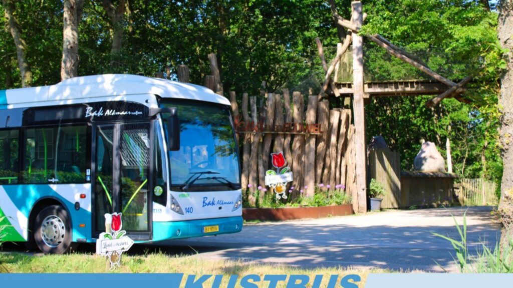 Kustbus vanaf Den Helder die bij het land van Fluwel staat