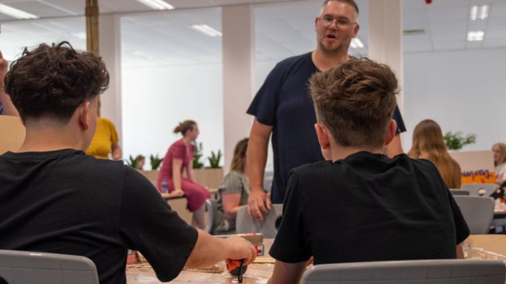 Docent Scholen aan Zee geeft uitleg aan kinderen over de Offshore Experience