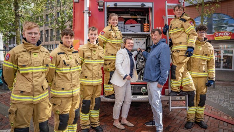 Wethouder Bais bij de Jeugdbrandweer in de Beatrixstaat