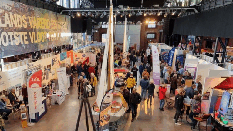 Traditionele Schepenbeurs in Stadshal van Theater de Kampanje