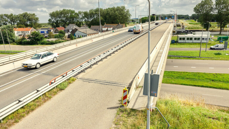 Kooybrug met diverse auto's