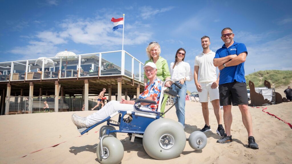 Strandrolstoel bij Beachclub Citadel op het strand.