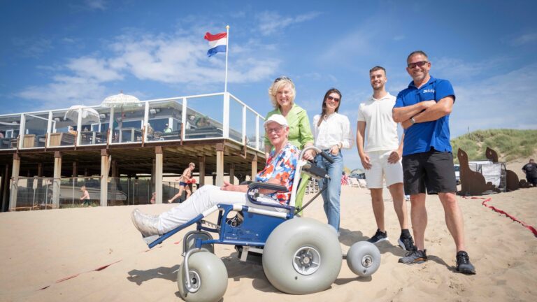 Strandrolstoel bij Beachclub Citadel op het strand.
