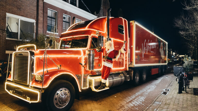 89715a7e-31d7-41c8-81e0-37d1fe2a9e52-De_Kerstman_en_zijn_Vomar_Kersttruck_1920x1080