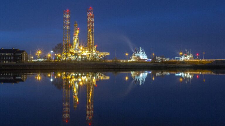 Offshore haven Den Helder met scheepsplatform voor olieboringen.