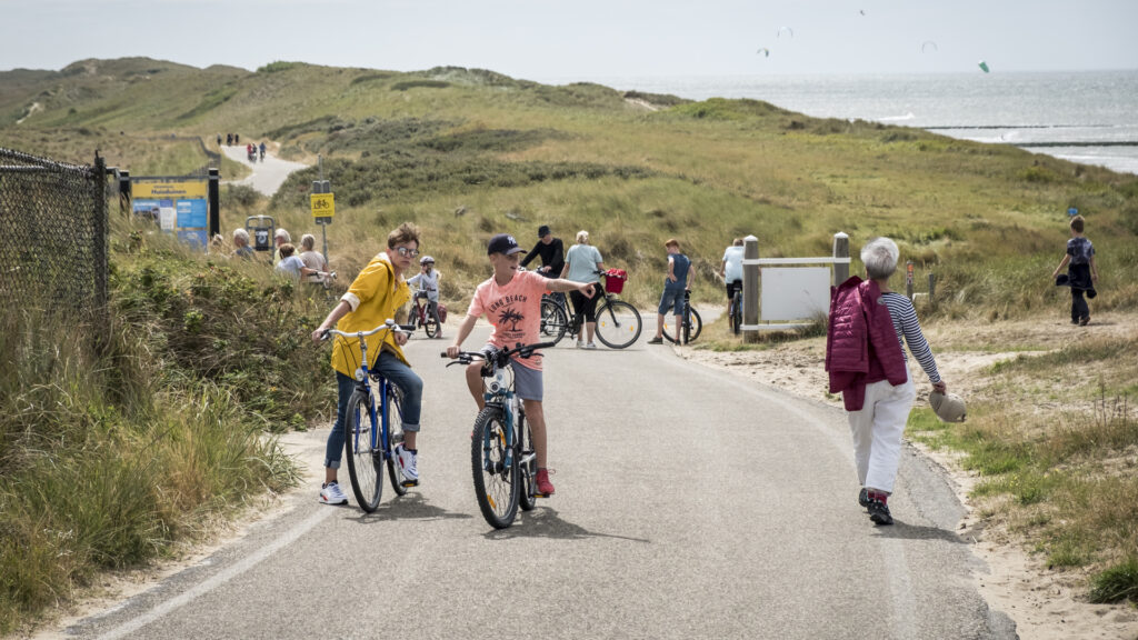Fietsen bij de duinopgang bij Huisduinen