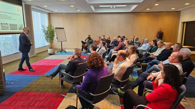 Presentatie op bedrijventerrein Kooypunt over de energiehub