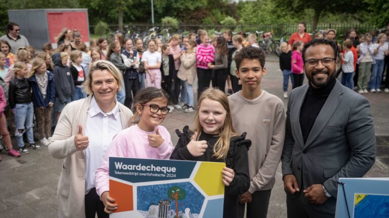 Wethouders geven waardecheque voor schoolkinderen op het schoolplein