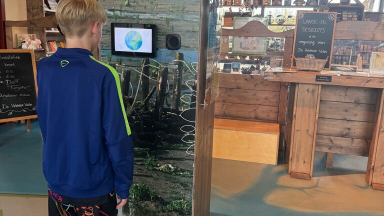 Jongen bij bezoekerscentrum van de Helderse Vallei