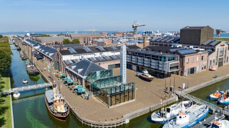 Luchtfoto van Willemsoord met restaurant Stoom op de voorgrond
