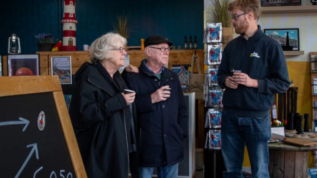 Gesprek in de Experience Store van Citymarketing Den Helder met bewoners