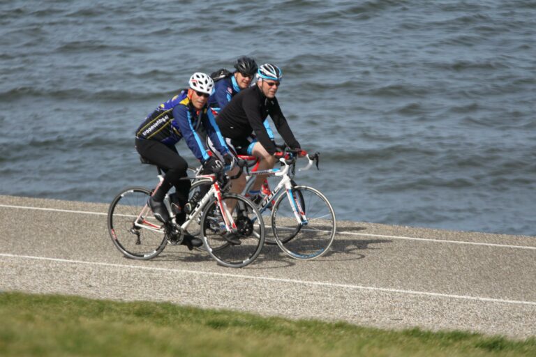 Wielrenners op de zeedijk van Den Helder