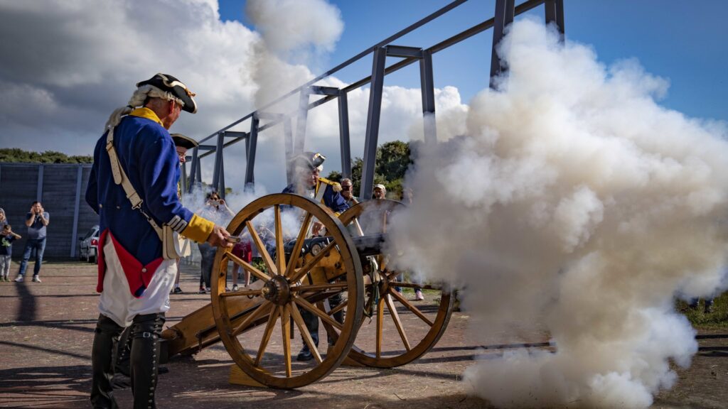 Kanonschot bij Fort Kijkduin op Huisduinen