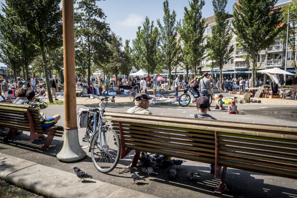 Markt in het stadspark in het centrum van Den Helder
