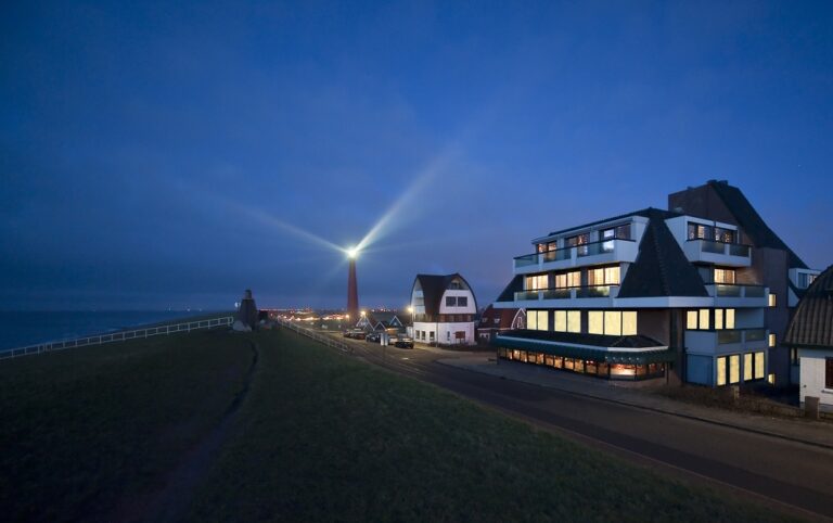Grand Hotel Beatrix met Vuurtoren de Lange Jaap op de achtergrond