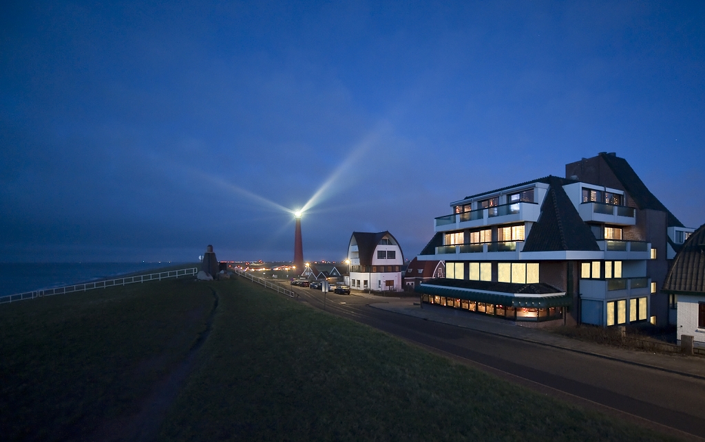 Grand Hotel Beatrix met Vuurtoren de Lange Jaap op de achtergrond