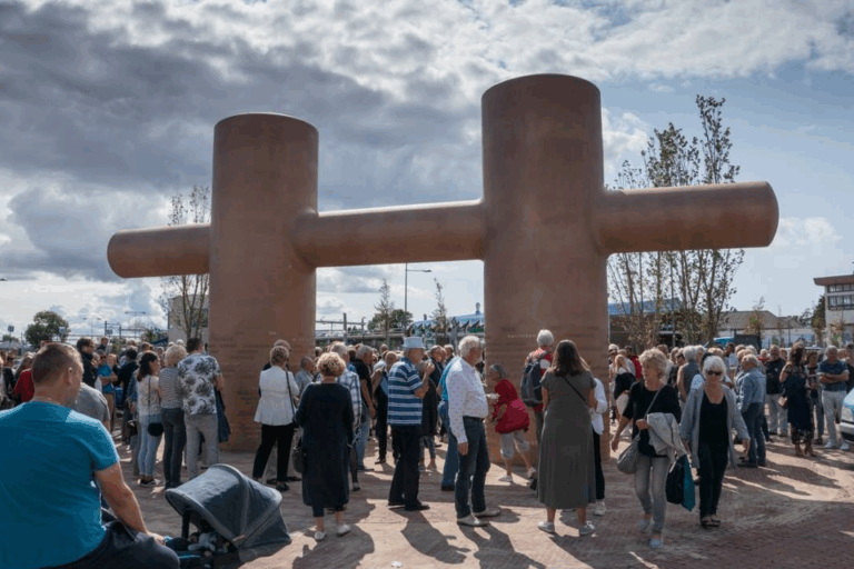 Groep mensen bij de Bolder in de binnenstad van Den Helder