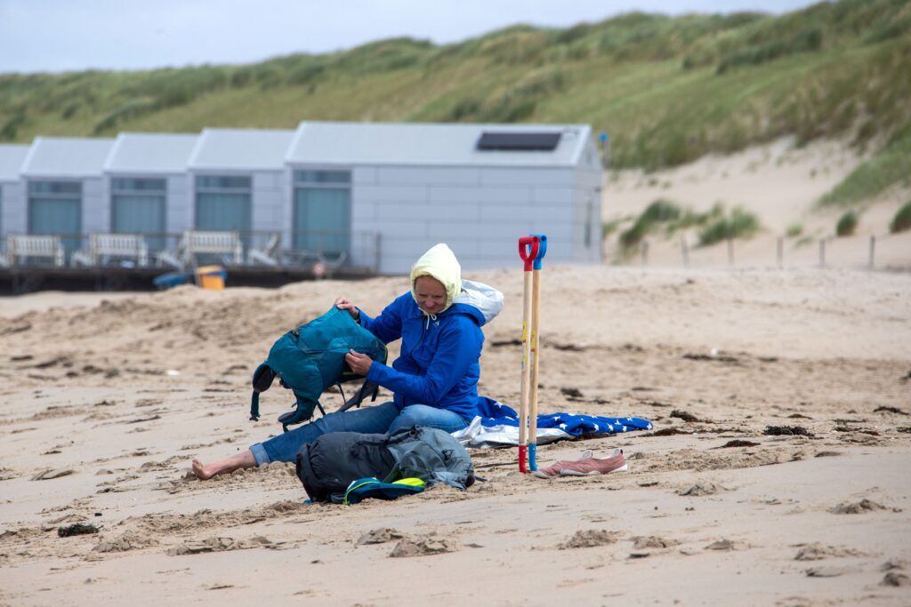 Op het strand bij de strandhuisjes