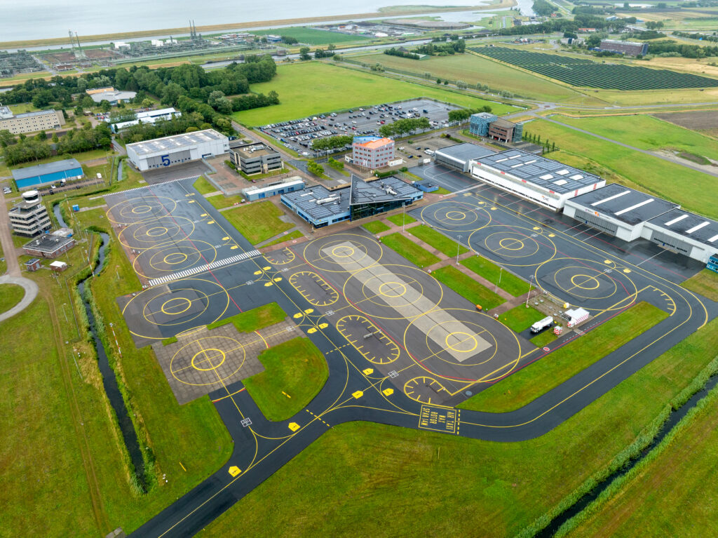 Luchtfoto Den Helder Airport