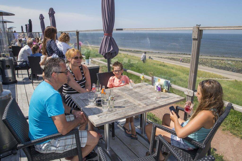 Familie isst mit Blick aufs Meer