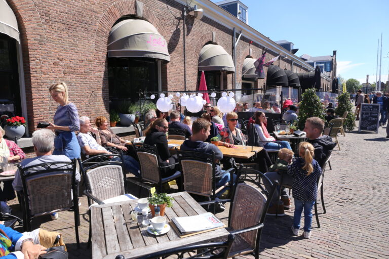 Pak lekker een terrasje op het historische Willemsoord