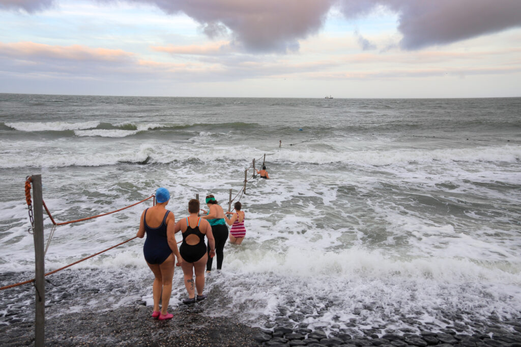 Zeezwemmers gaan de zee in