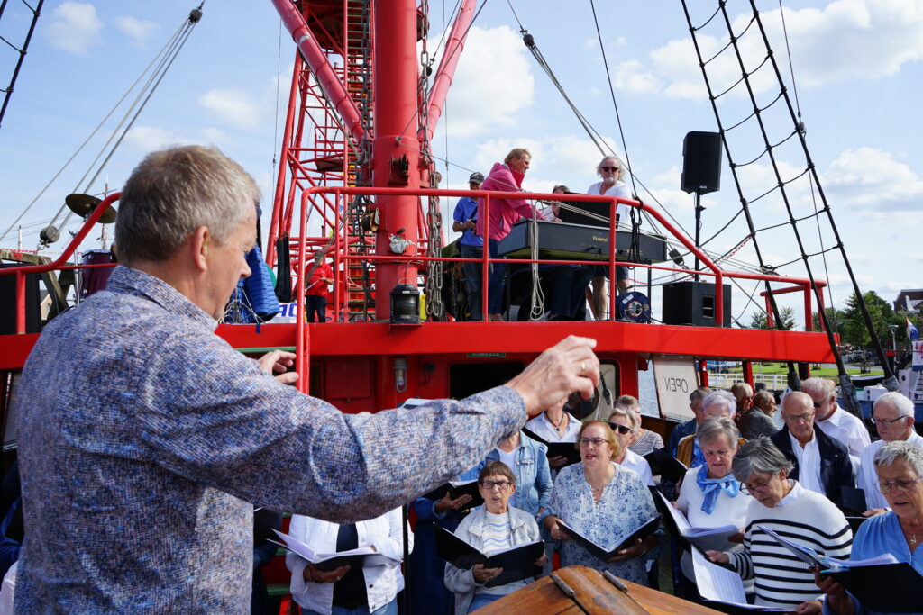 Koor treed op bij Lichtschip Texel