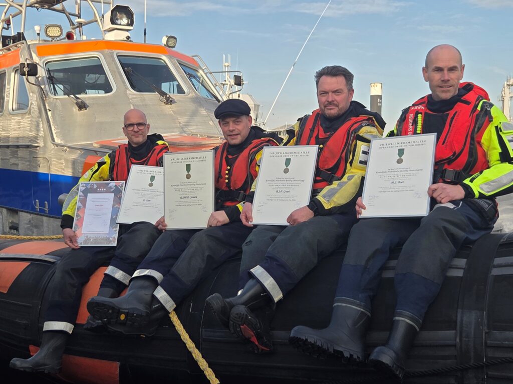 Vrijwilligers bij de reddingbrigade ontvangen oorkonde