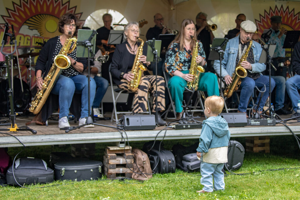 Dag van de muziek met band op het podium van het Stadspark