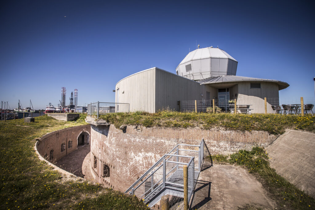 Fort Harssens met bovenop het Havenkantoor