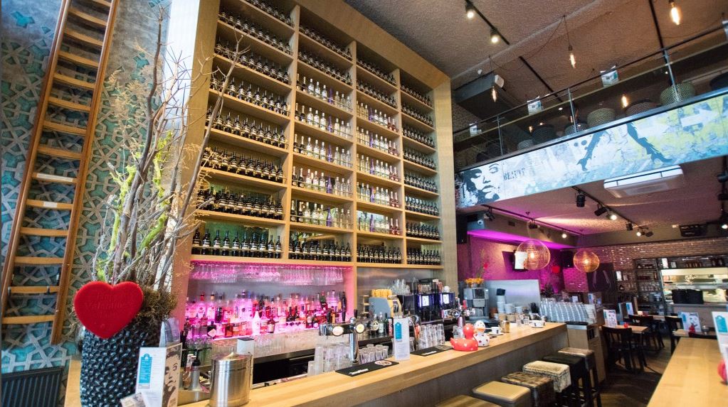 Afbeelding van Restaurant Flow met grote muur vol flessen