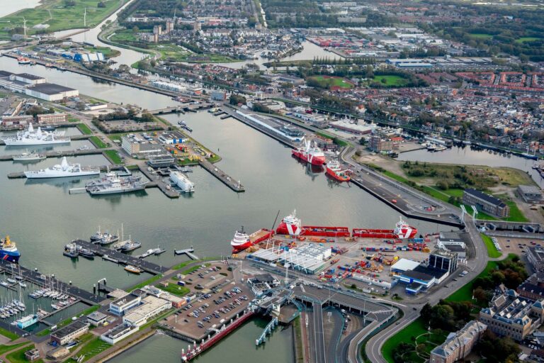 HD-Marine-Offshore-Nieuwe-werk-PVA05640-Onderin-TESO-haven-rechtsonder-het-KIM.-Peterson-bij-drie-rode-sc