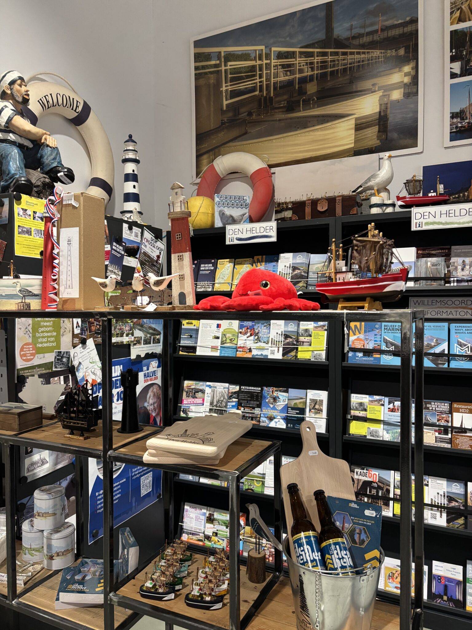 Toeristisch informatiepunt op Willemsoord met Souvenirs en meer folders