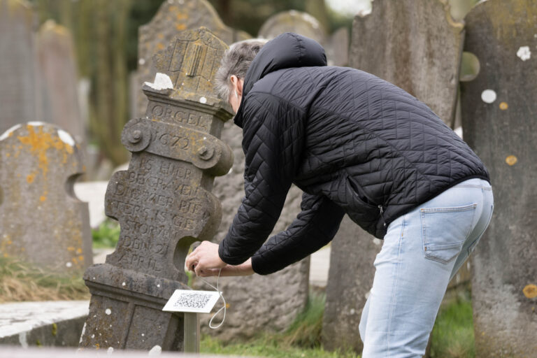 9. Verhalenroute begraafplaats QR-code scannen man_VanAalst