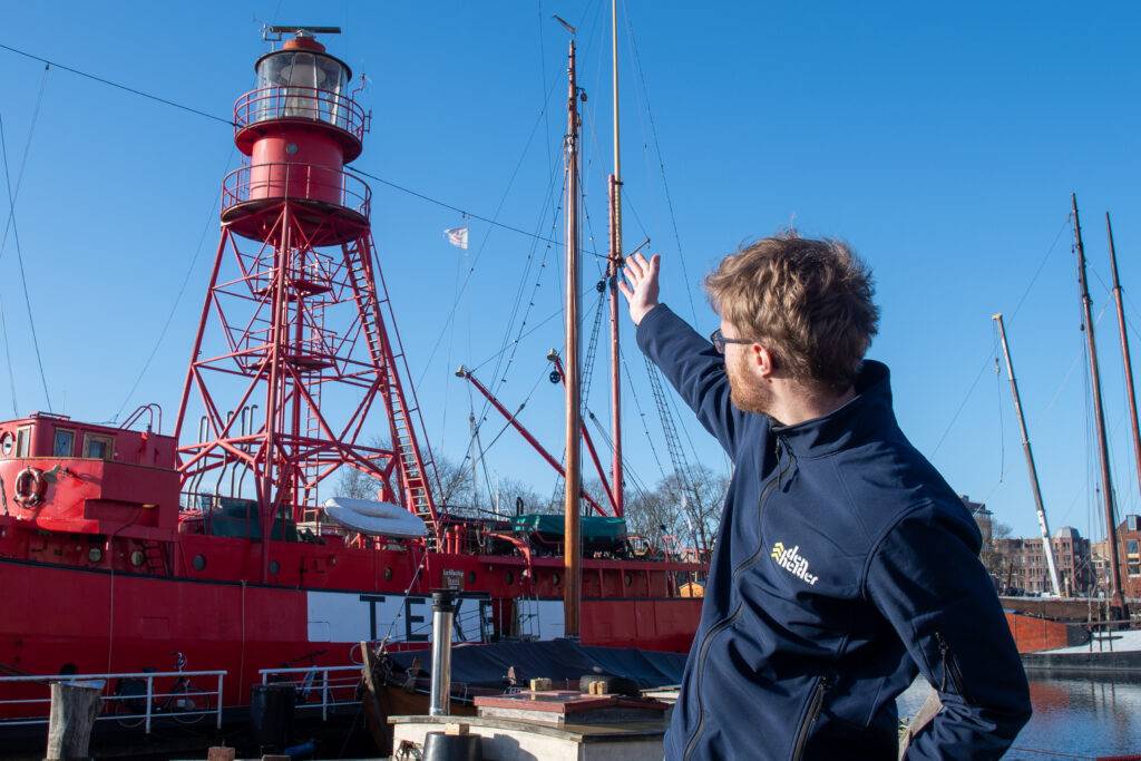 Stadsgids Christiaan op rondleiding over oude rijkswerf Willemsoord