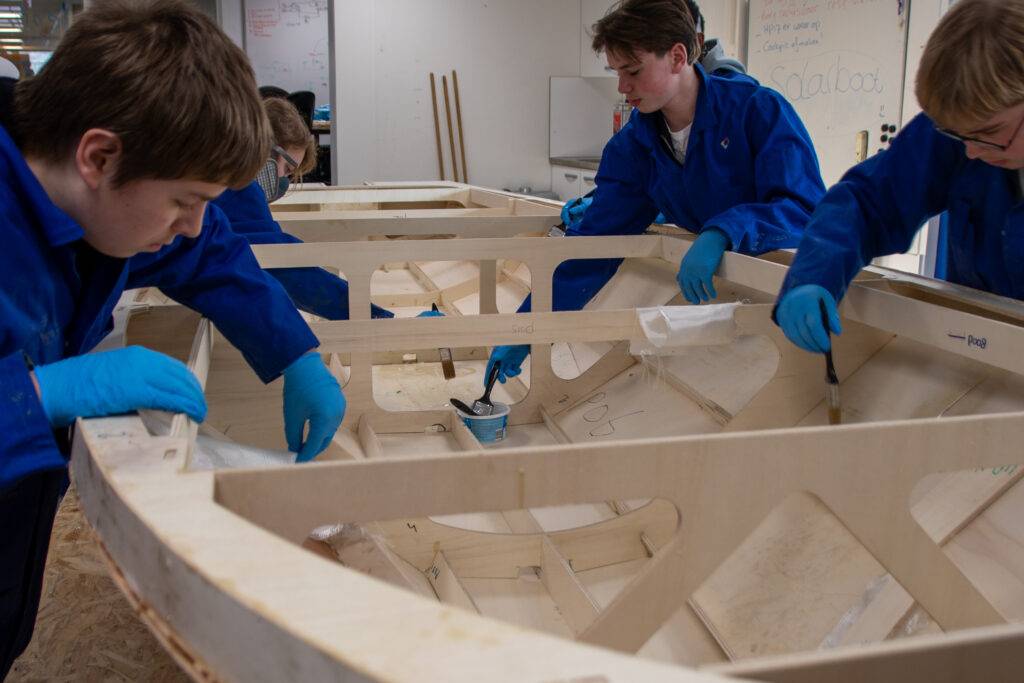 Jongeren Scholen aan Zee werken aan Solarboat